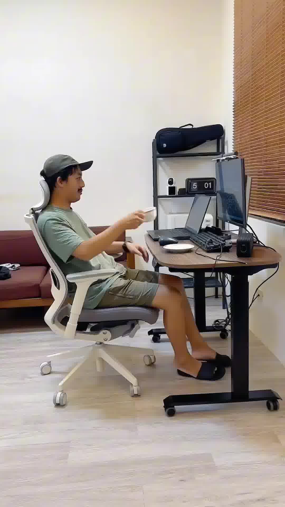 甜甜圈的居家工作區與樂歌 F2 電動升降桌